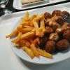 Boulettes de boeuf et frites avec sauce 