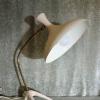 Cette Crowfoot Lamp éditée par Cosack dans les années 50 m'a été confiée pour une ré-électrification. Ce fût l'occasion d'une remise en état pour valoriser son magnifique design : nettoyage, débosselage, remise en fonction de la rotule.