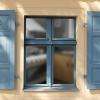 Mettez de la couleur sur votre façade avec les volets en bois peints fabriqués sur-mesure pour s'adapter au mieux au style de votre habitation.