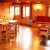 Intérieur de l'un de nos chalets. Boiseries, baies vitrées et aménagement spacieux pour un confort optimal.