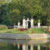Charente, entrée du jardin public avec l'emblème de la ville à l'avant