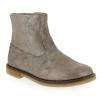Modèle de chaussures pour fille : petite paire de boots.