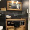 Salle de douche noire et bois
