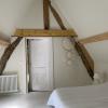 Chambre mansardée blanche et bois