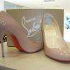 Pose d'un patin Topy sur des vernis LOUBOUTIN, quasi invisible