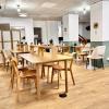 Open space avec tables spacieuses et chaises confortables