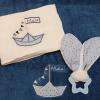 Un petit air de vacances au bord de mer pour ce coffret composé d'une douce serviette de toilette, d'un lange pour bébé et d'un hochet de dentition LAPINOU assortis.