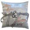 Pour présenter vos alliances lors de votre mariage, ce coussin d’alliances sera personnalisé en fonction de vos envies et de votre thème-couleur.