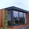 Découvrez nos studio de jardin salle de sport et extension maison haut de gamme.
Ne cherchez plus, les bureaux Kubico® sont faits pour vous. Avec une gamme de plusieurs surfaces disponibles et ajustables selon vos besoins, vous pourrez travailler calmement et paisiblement depuis votre domicile tout en restant dans votre univers professionnel.
Équipez-vous d'un nouvel espace de travail à seulement quelques pas de votre domicile avec le bureau. Et libérez ainsi une pièce dans votre maison ! Pour un bureau envisagez des dimension un peu moins importantes que pour une maison d'appoint ou un chalet bois. De quoi vous permettre de rester en-dessous des 20 m² de surface de plancher, ce qui vous autorise à ne faire qu'une simple déclaration de travaux à l'érection de l'abri. Une fois monté, il ne vous restera plus qu'à aménager votre bureau comme vous l'entendez !