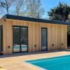 STUDIO DE JARDIN MODERNE
Quoi de mieux pour agrémenter votre piscine qu’un pool house ?