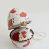 Boite oeuf porcelaine décor Coquelicots . Un écrin et son collier cœur assorti sublimé de feuilles d'Or
