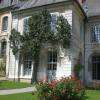 Sur la façade Est, un des plus anciens poirier de France, plantée en 1756 lors de la consécration de l’Abbaye. 