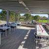 la terrasse ombragée du restaurant où il fait bon se restaurer