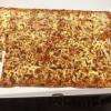 La pizza apéro, la plaque 60x40 coupée en 5x5 cm Tomate, Emmental, Mozzarella   14 euros