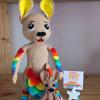 Sabry et son bébé wallaby peuvent faire office de doudou, de peluche ou de décoration pour une chambre d’enfant, en compagnie de sa maman.
Si vous cherchez un cadeau qui touchera en plein cœur, que ce soit pour la naissance d’un enfant, un anniversaire ou simplement pour faire plaisir, Sabry est ravissante, elle deviendra rapidement le compagnon préféré de votre petit trésor.