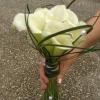 Bouquet de mariée composé de callas blanc,avec poignée retombante de beer grass et perle.