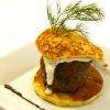 Hamburger d'onglet à la crème d'échalote et blinis de pommes de terre