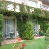 les terrasses privées des chambres du rez-de-jardin