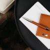 Coffret : stylo Défi en cuir perforé et palladium et son porte-cartes billet assorti

Très chic