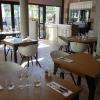 La salle du restaurant L'Effet Boeuf. Aérée avec de grandes tables.