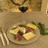 Régalez vous avec l'assiette de fromages et un bon verre de vin !
