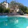 Détente au bord de la piscine à l'Escale Provençale