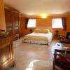 Chambre Soleil à l'Escale Provençale, avec douche à l'italienne et wc privés, frigo, tv, climatisation, plateau de courtoisie, wifi.