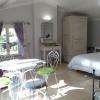 Chambre Lune avec douche à l'italienne et wc privés, frigo, tv, climatisation, plateau de courtoisie, wifi.