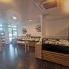 intérieur fromagerie cave à vin