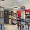 La salle du bar, avec son petit coin presse ...