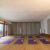 Salle de pratique de 90 m2 très calme avec un parquet donnant sur un jardin intérieur