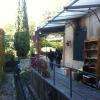 Le passage pour se rendre sur la terrasse arrière. petite rivière