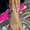 valérie: "pieds rose pastel, mains french manucure".
