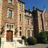 Le Château : entrée par la double porte en bois.