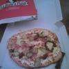 Pizza raclette, avec + de cornichons tout mous et froids que de fromage + bacon (ou je ne sais quoi d'autre) tout dur !