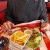 le faux filet et ses frites maison, sa sauce et sa salade