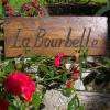 Ecriture La Bourbelle à côté du puits et du rosier 