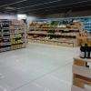 Vers les fruits et légumes frais... Derrière : les produits surgelés