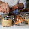 Mise en place des truffes noires du Périgord dans les bocaux de foie gras