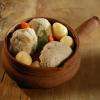 Notre grande spécialité : les Pétites de Laguiole. Ce sont des tripoux confectionnés avec des abats blancs de veau et d'agneau. La recette est la même depuis 1864 !