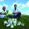M.Claude RUS et son fils David en charge de la fabrication artisanale des produits de La Drosera Gourmande. Un savoir-faire qui se transmet de génération en génération sur le plateau de l'Aubrac.