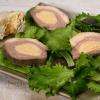 Magret de canard fourré au foie gras, un régal. Quelques tranches sur un lit de salade et voici une belle entrée aveyronnaise pour commencer un repas de fête.