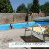 la piscine chauffée de mi avril à septembre à l'abri des regards.