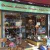 La vitrine de La Fourmi Brocanteuse et son "déballage"