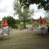 Belle et grande terrasse avec ombre possible des arbres ou parasols :)