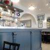 Le bar et une partie de la salle