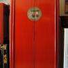 Armoire de asiatique rouge uni patiné finition vernis satiné.
Conception La Malle d'Asie