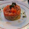 entrée: tartare de saumon, avocat et graines de sésame