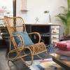 Mobilier de brocante, fauteuil en rotin, table d'appoint, lampe industrielle