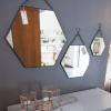 Miroirs, cadres, accroches métalliques et décorations murales.